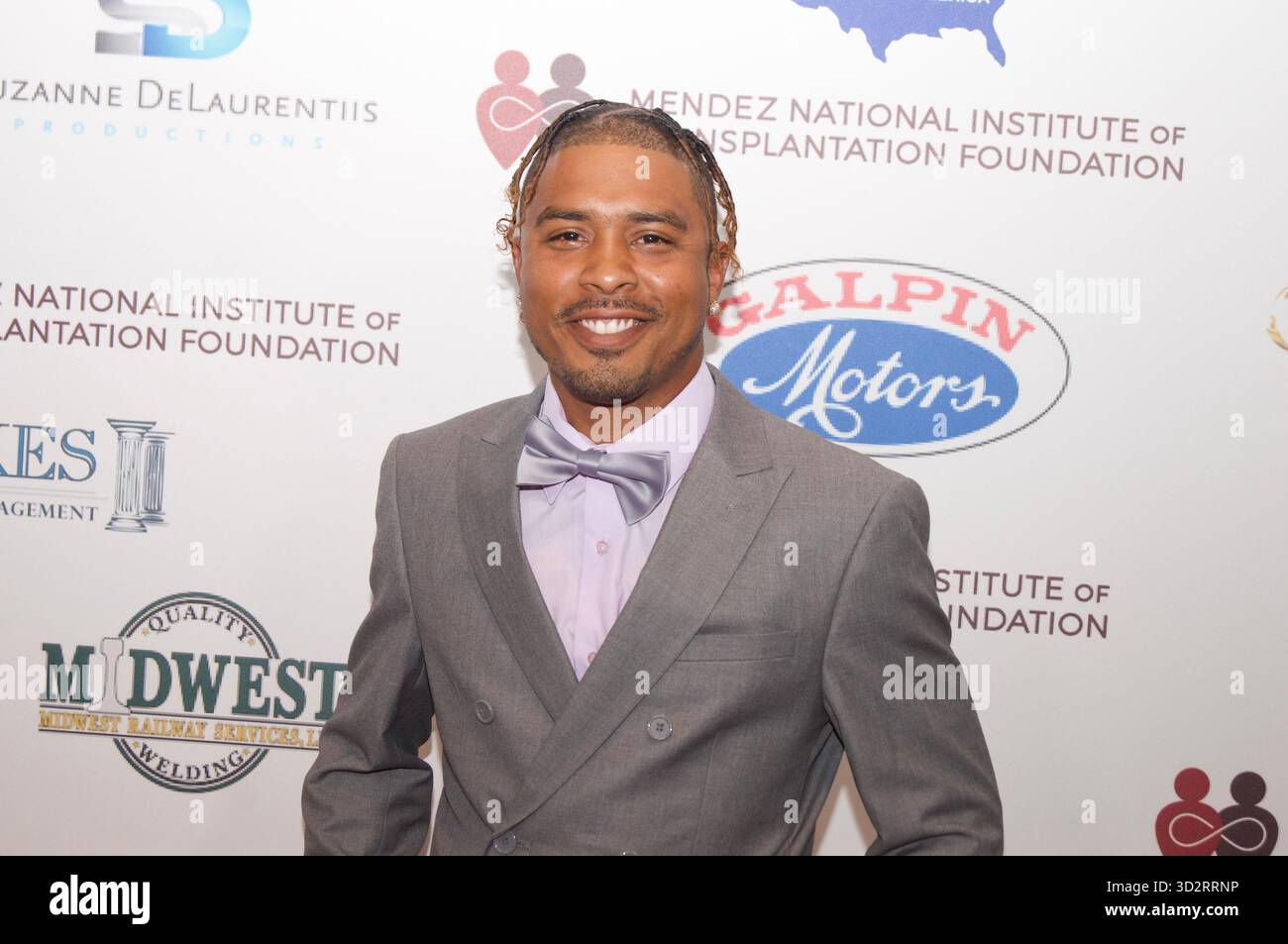 Young Retro assiste au gala des Fêtes de la MNITF au Beverly Wilshire, Un hôtel four Seasons, le 2 novembre 2025 à Beverly Hills, CA. Banque D'Images