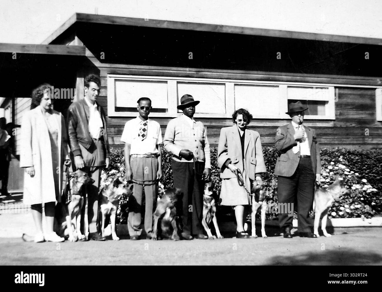 Les personnes malvoyantes se tiennent debout avec leurs chiens oculaires lors d'une séance d'entraînement en 1947. Banque D'Images