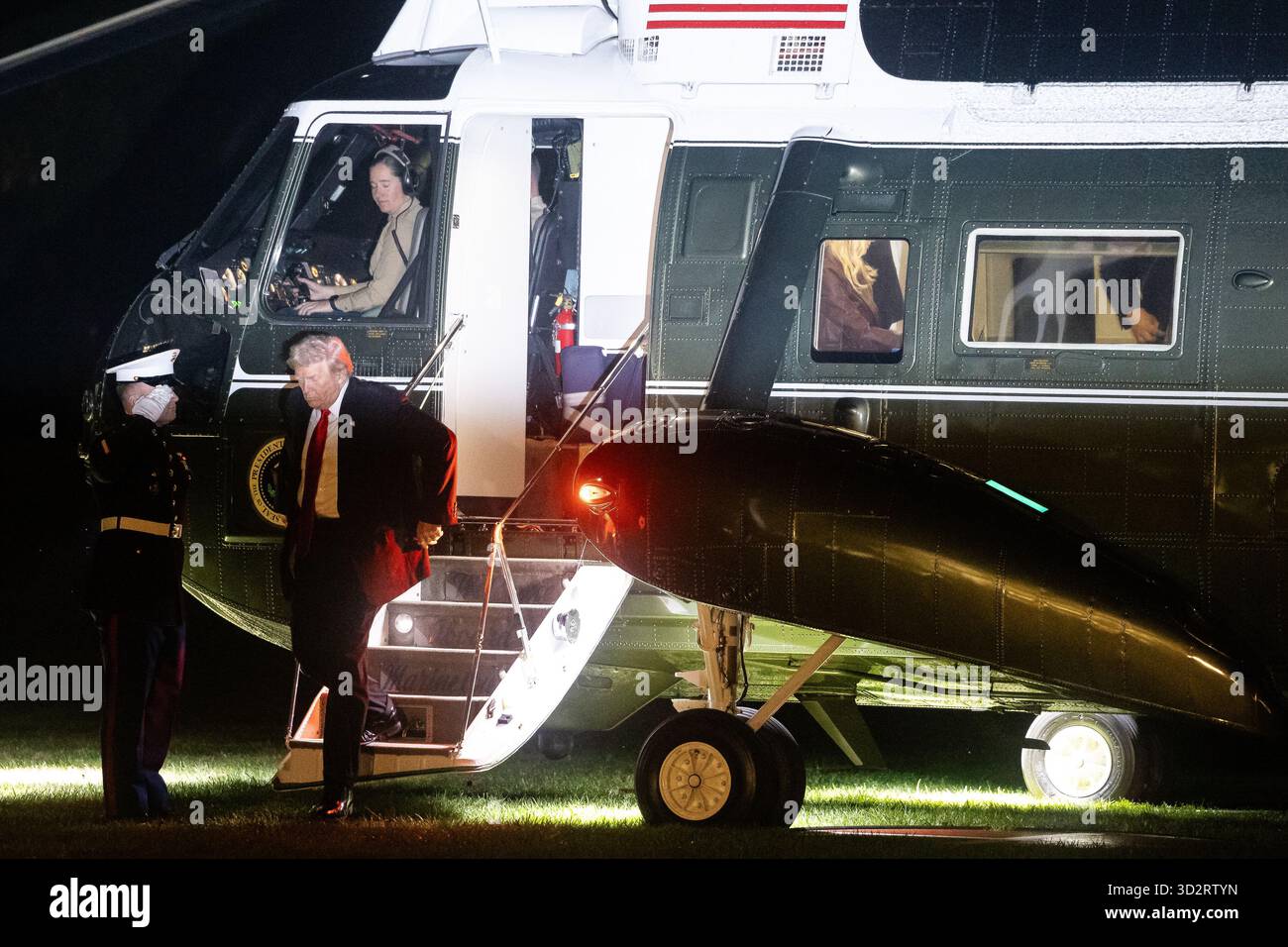 Washington, DC, États-Unis. 2 novembre 2025. Le président américain Donald J Trump débarque de Marine One sur la pelouse sud de la Maison Blanche à Washington, DC, États-Unis, le 2 novembre 2025. Le Président revient après avoir passé le week-end dans son Resort Mar-a-Lago en Floride. Crédit : Francis Chung/Pool via CNP/dpa/Alamy Live News Banque D'Images