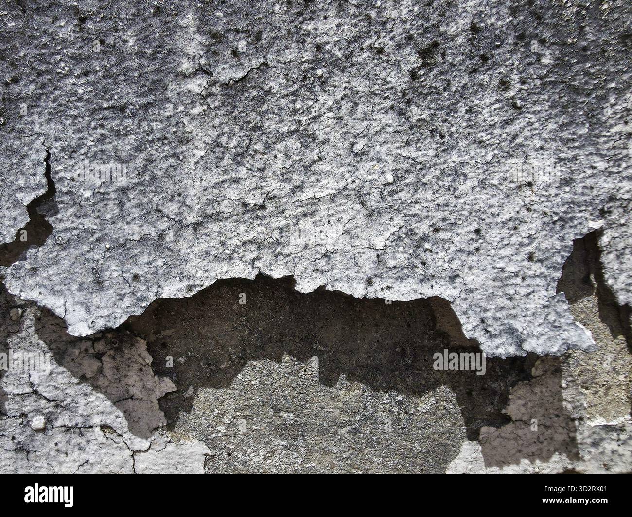Texture grise vieillie du mur de stuc pelable. Fond abstrait de la vieille surface de béton endommagée, montrant la pourriture, la fissure et le matériau de plâtre altéré w Banque D'Images