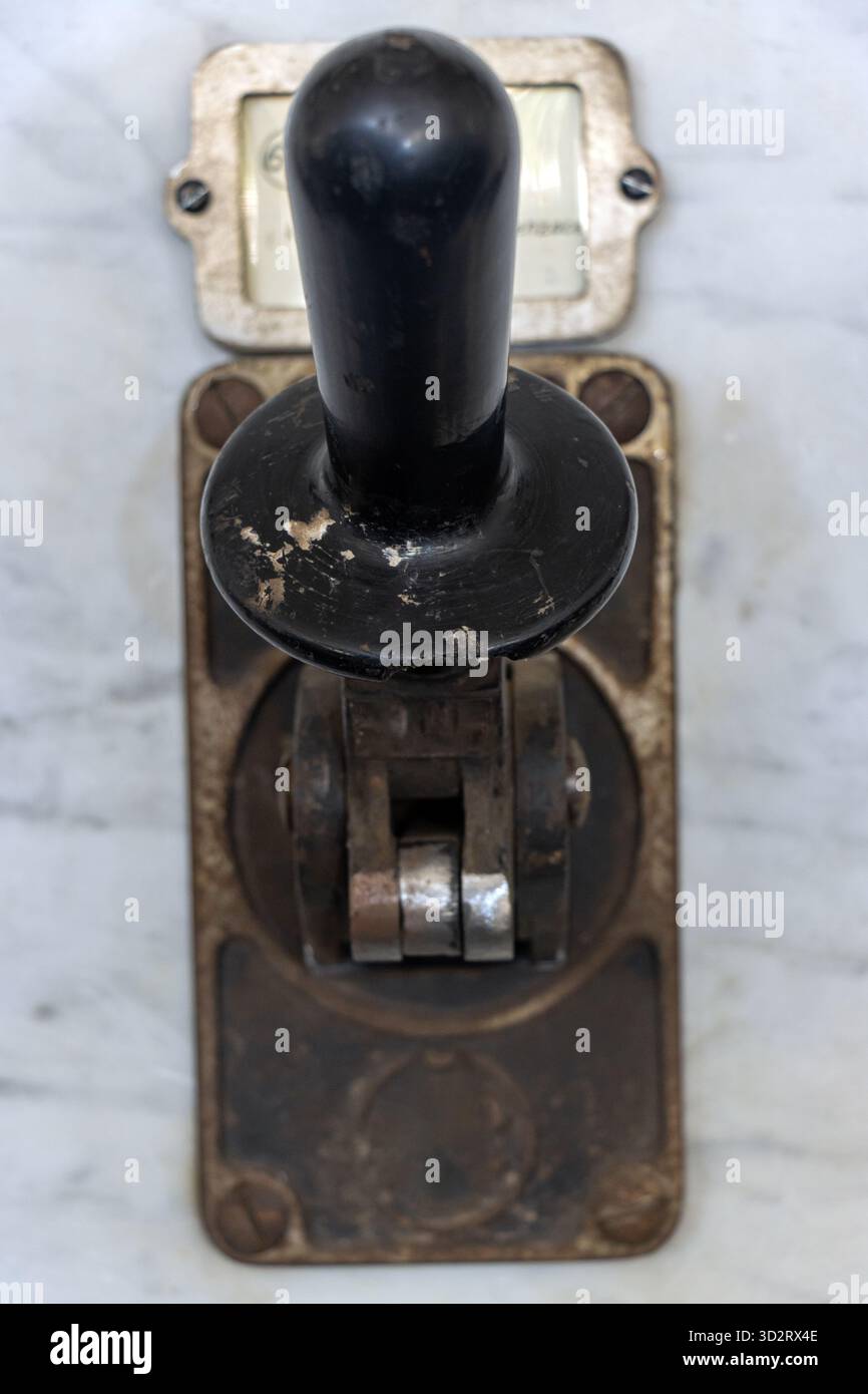 Disjoncteur rétro-électrique sur le panneau de commande Banque D'Images