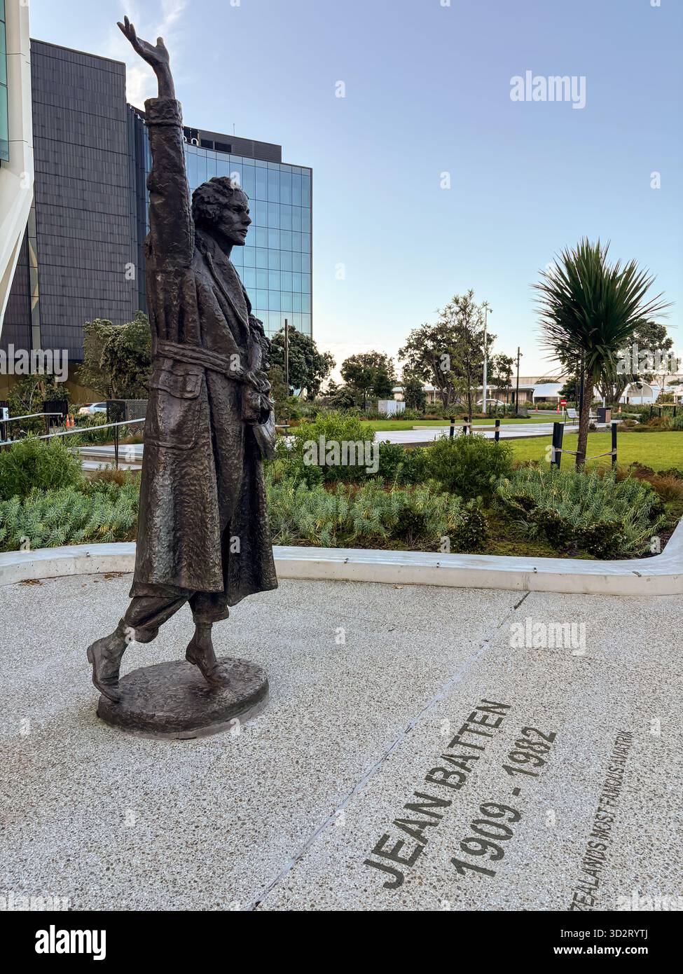 Sculpture de Jean Batten, statue en bronze honorant l’aviateur pionnier néo-zélandais, à l’aéroport d’Auckland. Représente la figure emblématique avec le bras levé. Banque D'Images