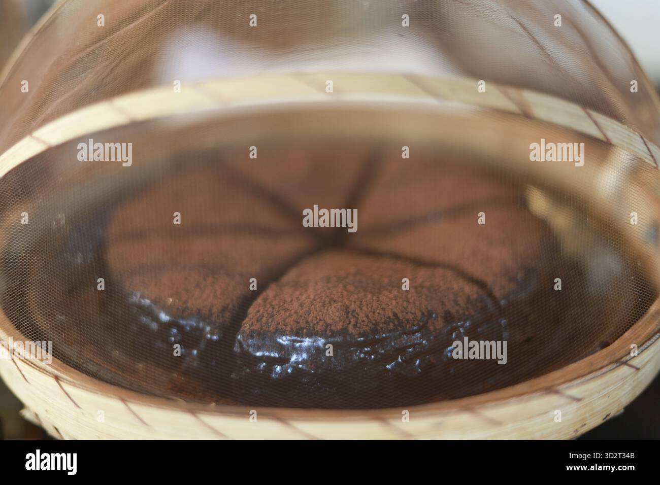 Délicieux gâteau brun cuit à la vapeur, dessert traditionnel dans un panier en bambou. la vapeur chaude et chaude provenant de pâtisseries sucrées crée un produit très appétissant et confortable Banque D'Images