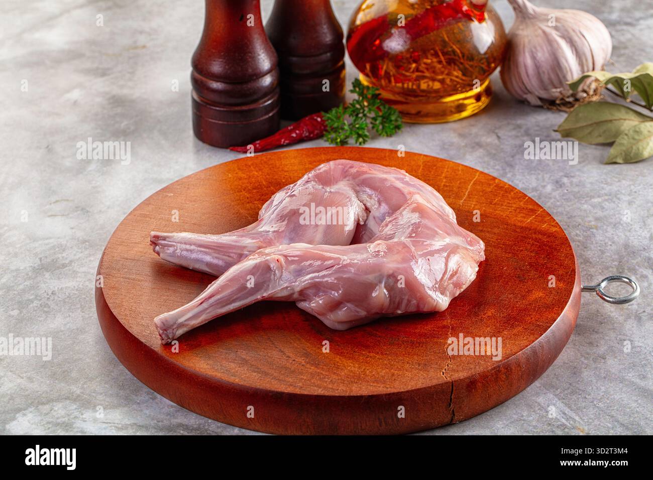 Cuisses de lapin fraîches crues pour la cuisson Banque D'Images