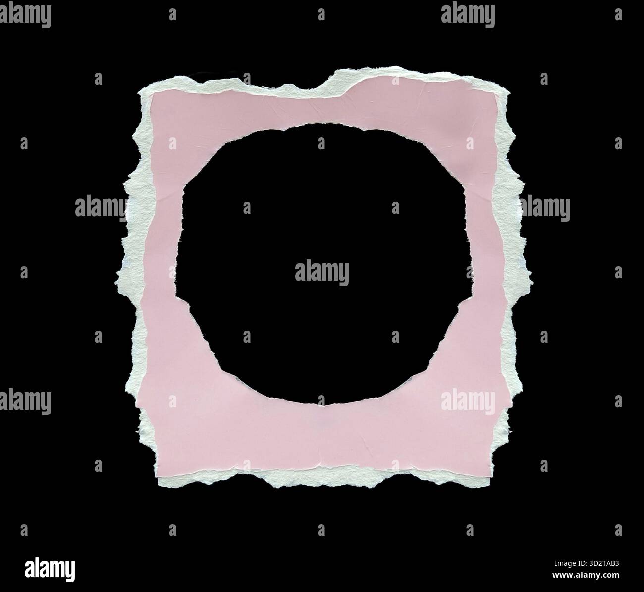 Morceau de papier carton rose avec effet de cadre artistique déchiré rugueux bord déchiré. Grand cercle irrégulier arraché au centre créant un espace vide ou une copie Banque D'Images