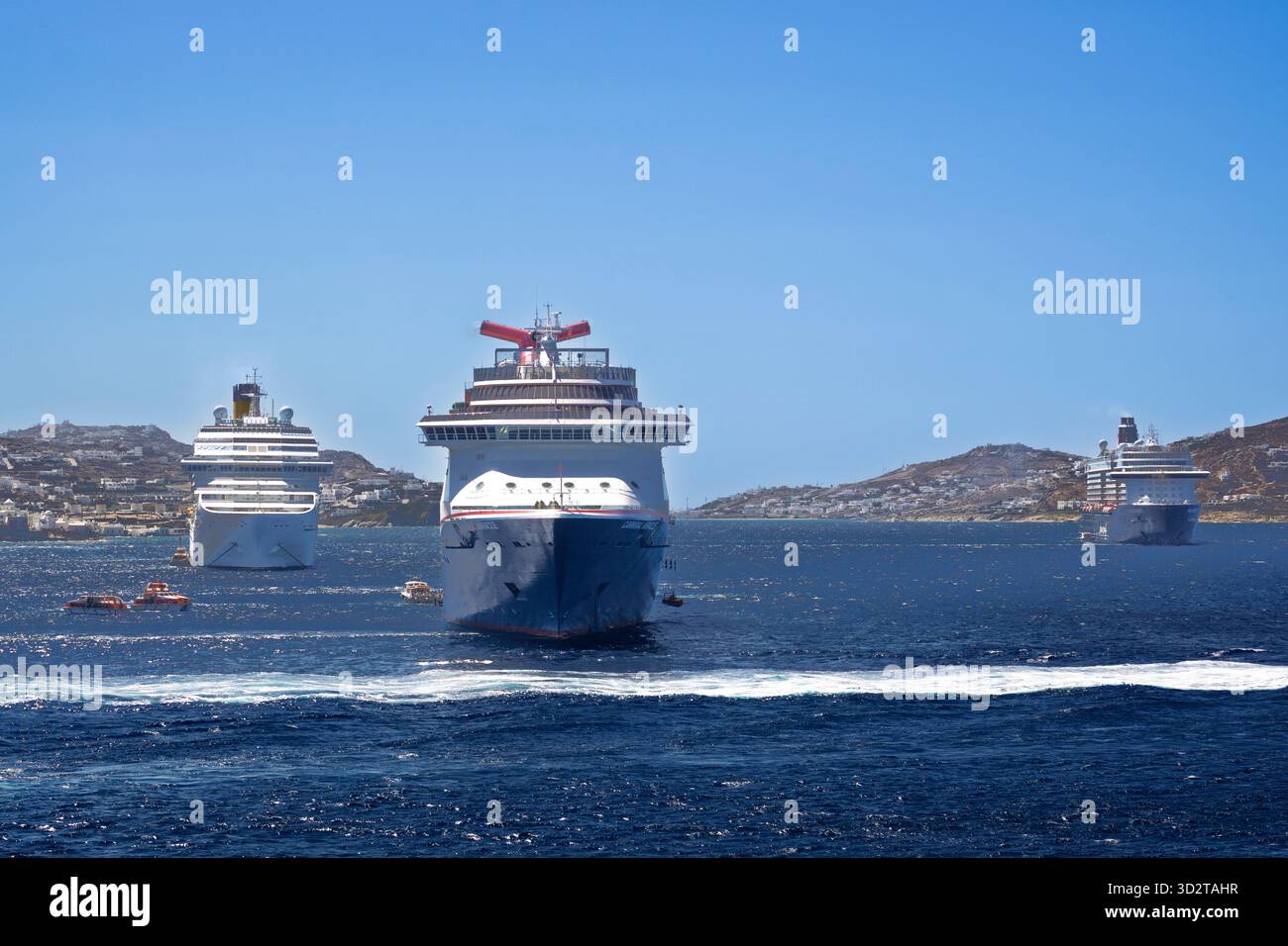 Mykonos est une île du groupe des Cyclades dans la mer Égée. Il est populairement connu pour son atmosphère de fête estivale Banque D'Images
