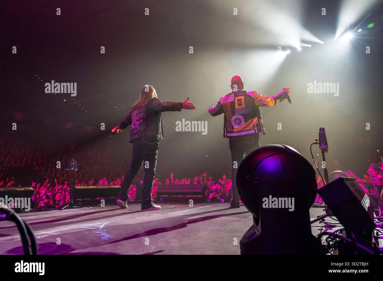 Andi Deris und Michael Kiske von Helloween live BEI einem Konzert ihrer 40 Years Anniversary Tour in der Barclays Arena. Hambourg, 01.11.2025 Foto :XC.xSpeidelx/xFuturexImagex helloween 5123 Banque D'Images