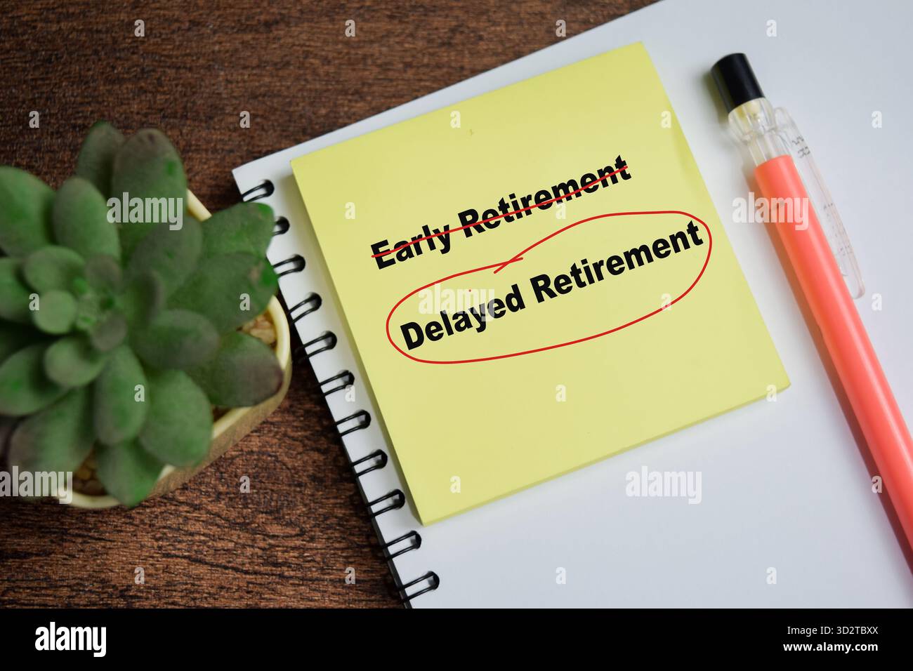 Concept de retraite retardée écrire sur des notes autocollantes isolées sur la table en bois. Banque D'Images