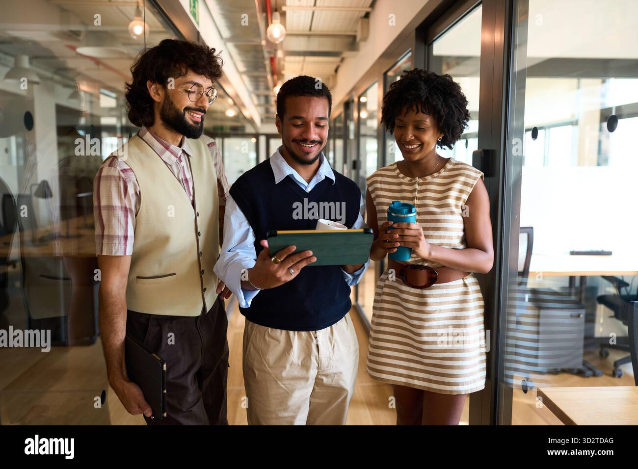 Divers collègues collaborent sur tablette au bureau Banque D'Images