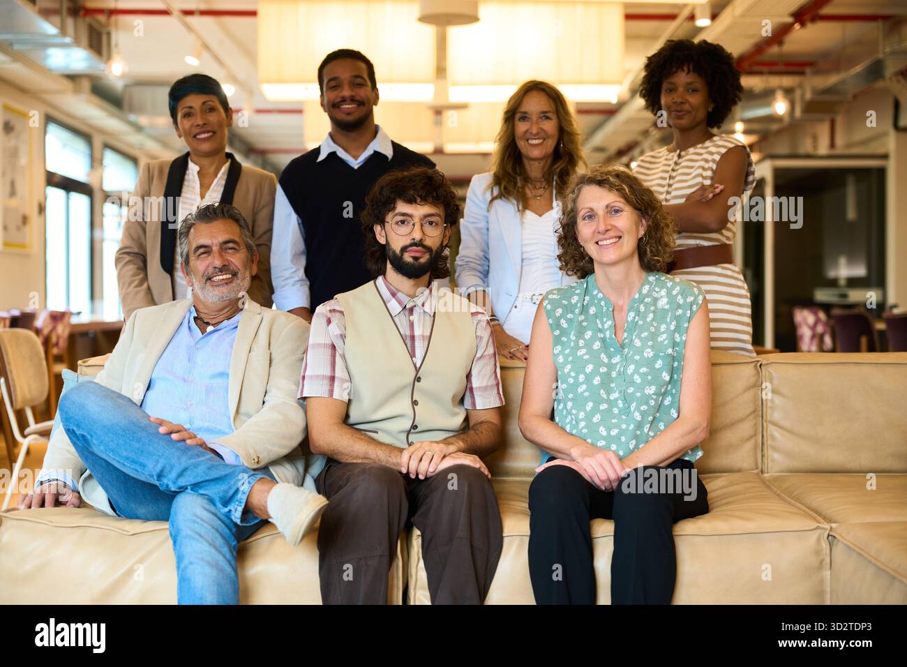 Équipe d'affaires diversifiée souriant au portrait de bureau Banque D'Images