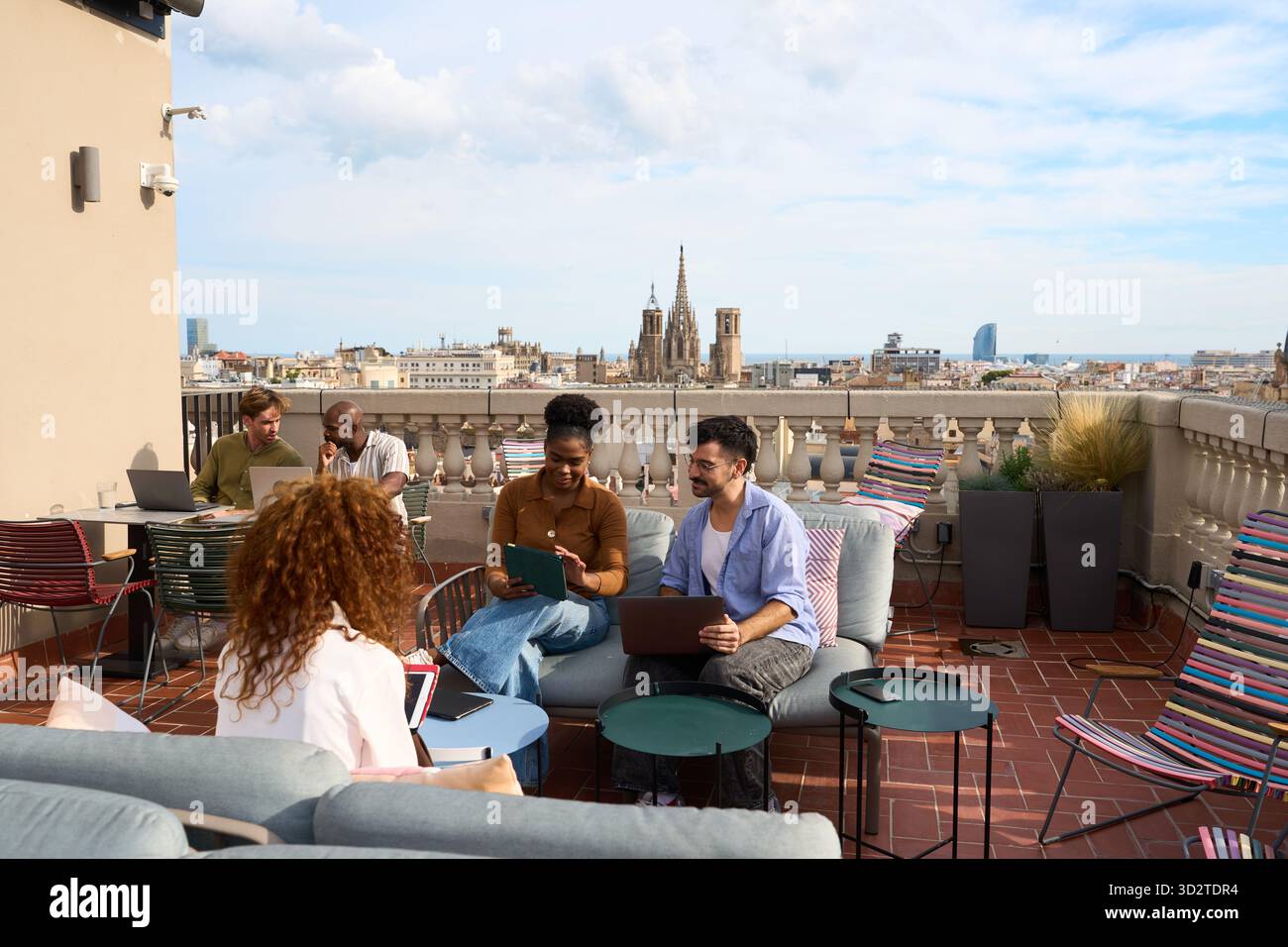 Équipe de start-up diversifiée collaborant sur un espace de coworking sur le toit à Barcelone Banque D'Images