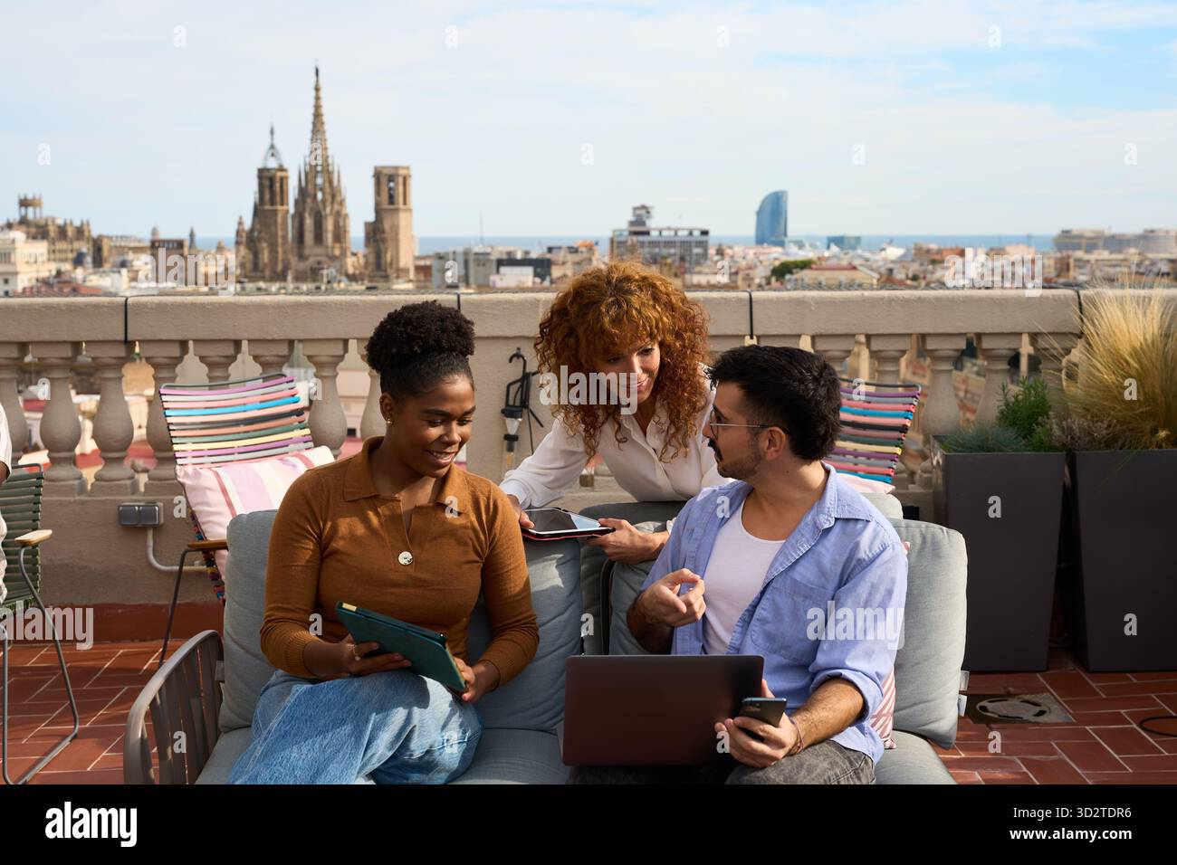Équipe d'affaires diversifiée collaborant sur le toit de barcelone Banque D'Images