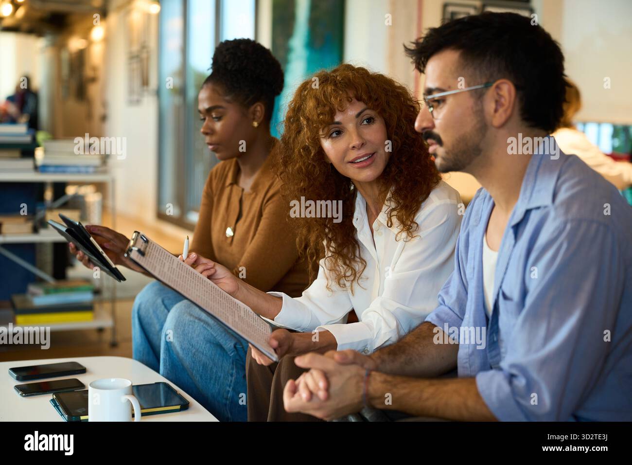 Équipe diversifiée discutant du travail de projet dans le bureau moderne Banque D'Images