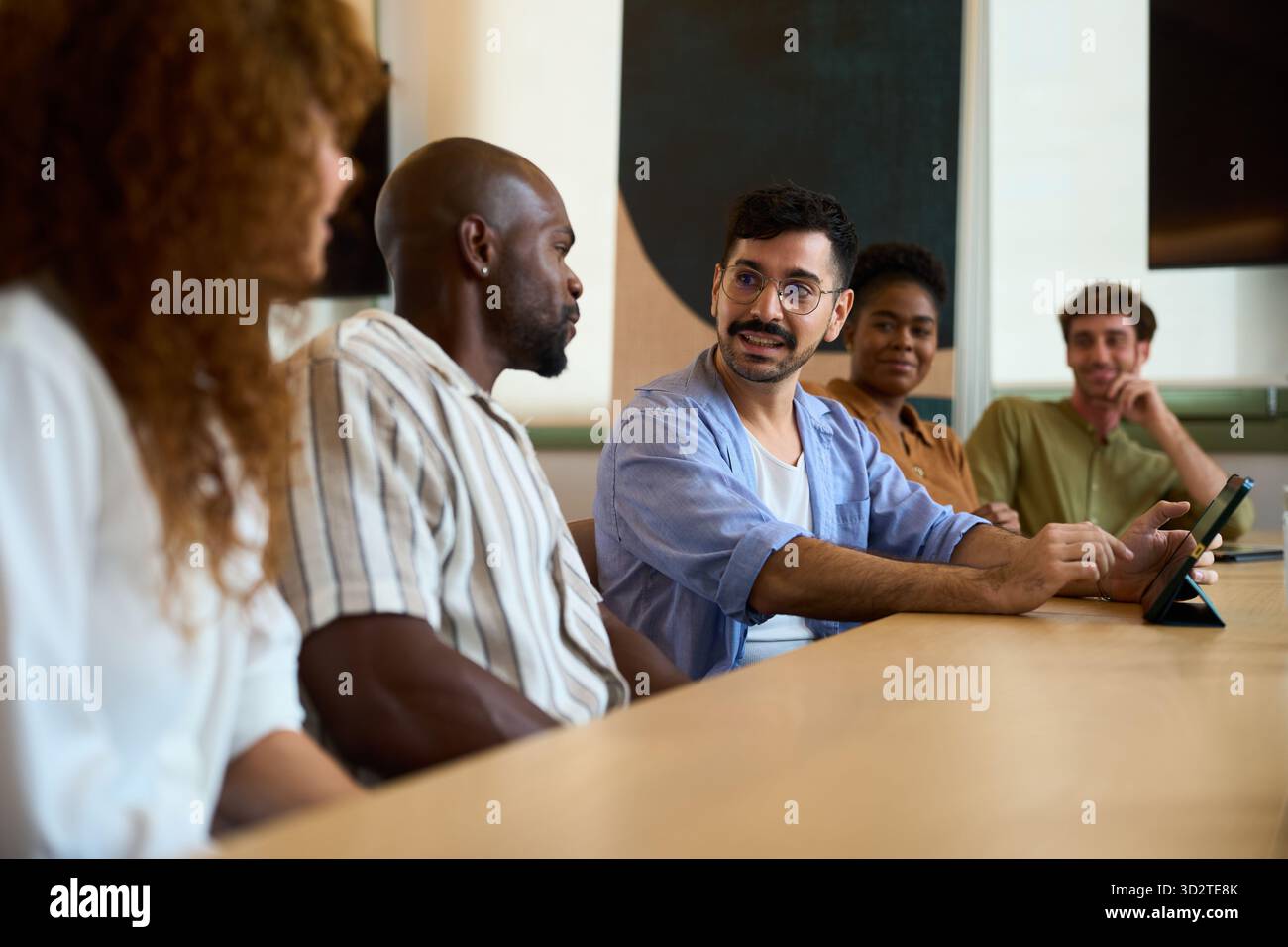 Équipe commerciale diversifiée collaborant à une réunion de bureau Banque D'Images