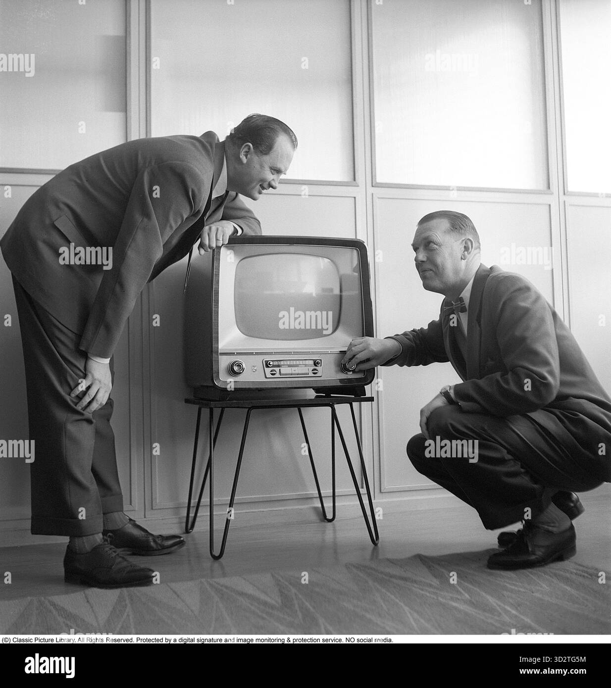 Téléviseur dans les années 1950 Téléviseur d'époque fabriqué par Philips et monté sur un pied métallique, avec la possibilité d'afficher les émissions de télévision en noir et blanc. Les boutons situés à l'avant contrôlent l'image et le son. 1956 Svahn Banque D'Images