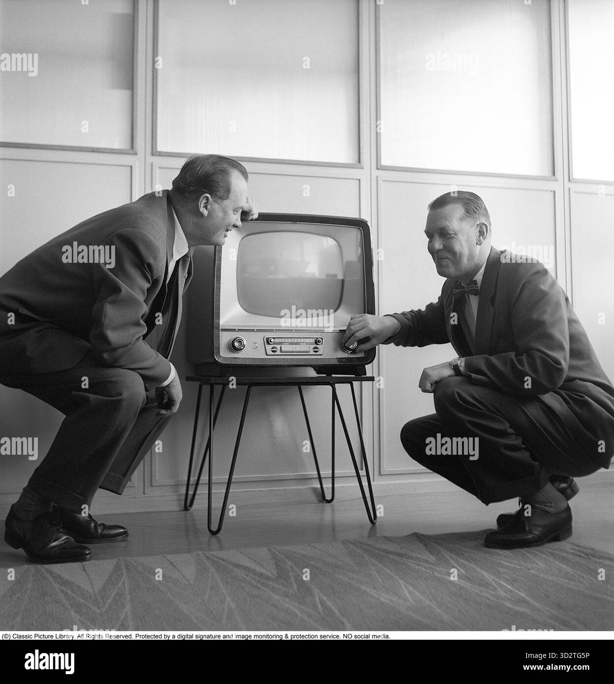 Téléviseur dans les années 1950 Téléviseur d'époque fabriqué par Philips et monté sur un pied métallique, avec la possibilité d'afficher les émissions de télévision en noir et blanc. Les boutons situés à l'avant contrôlent l'image et le son. 1956 Svahn Banque D'Images