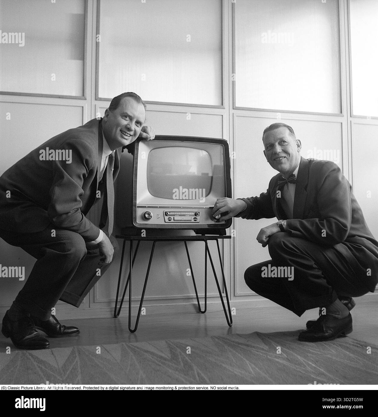 Téléviseur dans les années 1950 Téléviseur d'époque fabriqué par Philips et monté sur un pied métallique, avec la possibilité d'afficher les émissions de télévision en noir et blanc. Les boutons situés à l'avant contrôlent l'image et le son. 1956 Svahn Banque D'Images