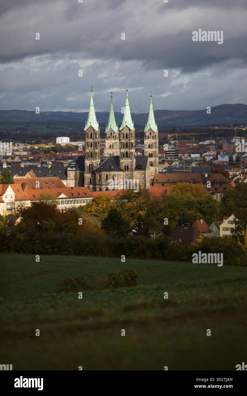 Bamberg, Deutschland 27.10.2025, Im Bild : Blick auf die Altstadt von Bamberg mit dem Bamberger Dom : Peter und : Georg, dessen vier Türme das Stadtbild prägen. Die historische Altstadt gehört zum UNESCO-Weltkulturerbe und zählt zu den besterhaltenen mittelalterlichen Stadtzentren Europas. Symbolbild für Kultur, Geschichte und Architektur in Bayern. *** Bamberg, Allemagne 27 10 2025 en photo vue de la vieille ville de Bamberg avec la cathédrale Saint-Pierre et Saint-Georges de Bamberg, dont les quatre tours dominent le paysage urbain la vieille ville historique est un site du patrimoine mondial de l'UNESCO et est l'un des Banque D'Images