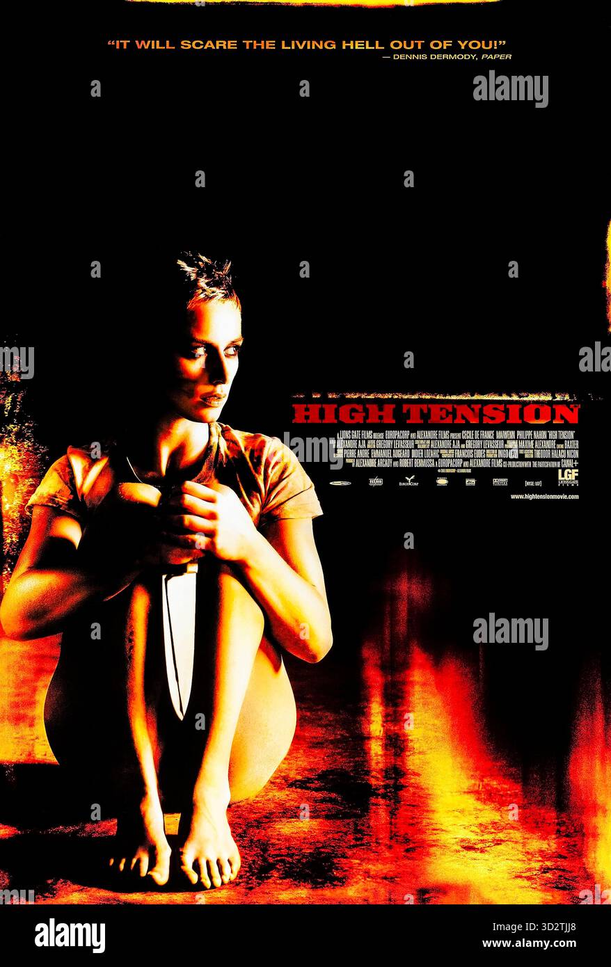 High tension (2003) réalisé par Alexandre Aja et mettant en vedette Cécile de France, Maïwenn et Philippe Nahon. Deux amis font face à une horreur inimaginable quand un tueur sadique envahit une ferme isolée pendant leur visite. Photographie d'une affiche américaine originale de 2003 À USAGE ÉDITORIAL EXCLUSIF. Crédit : BFA / Lionsgate Banque D'Images