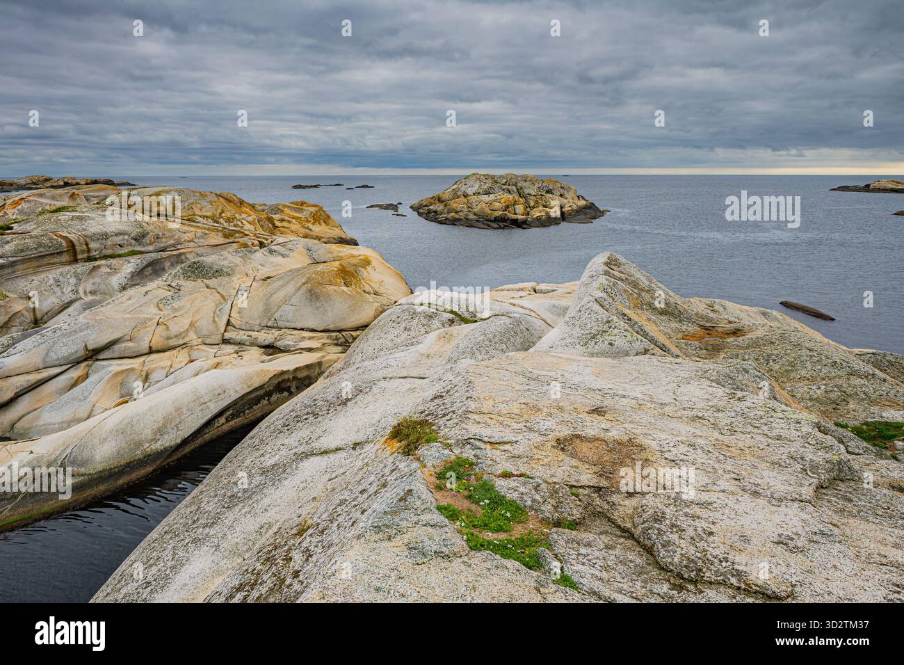 La falaise côtière de World’s End à Tjøme, en Norvège, surplombant la mer avec un littoral rocheux et un paysage pittoresque Banque D'Images