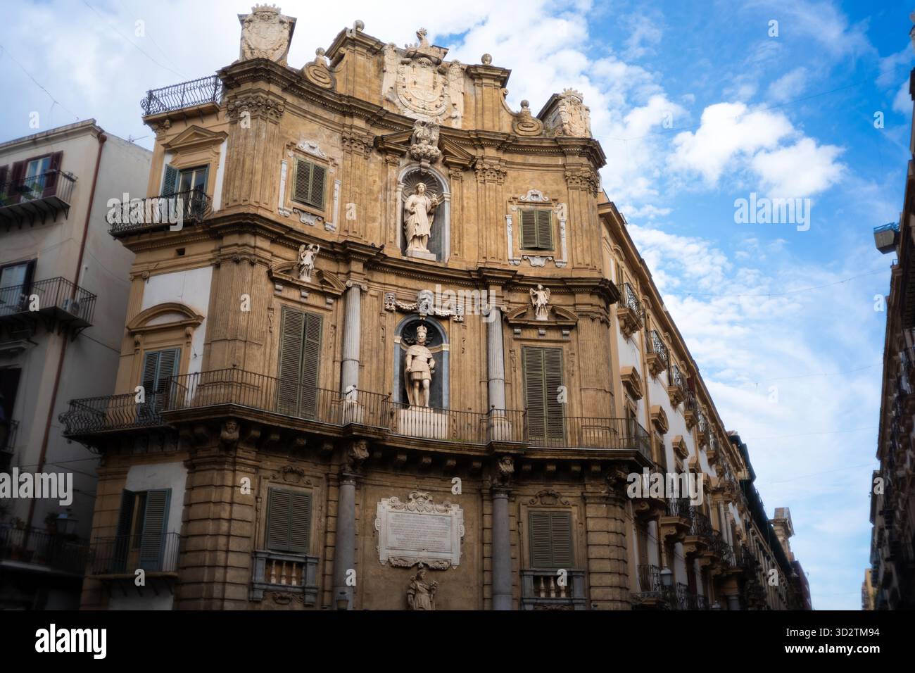 Quattro Canti (Piazza Vigliena) une place baroque considérée comme le centre du quartier historique de Plarmo, en Sicile. Banque D'Images