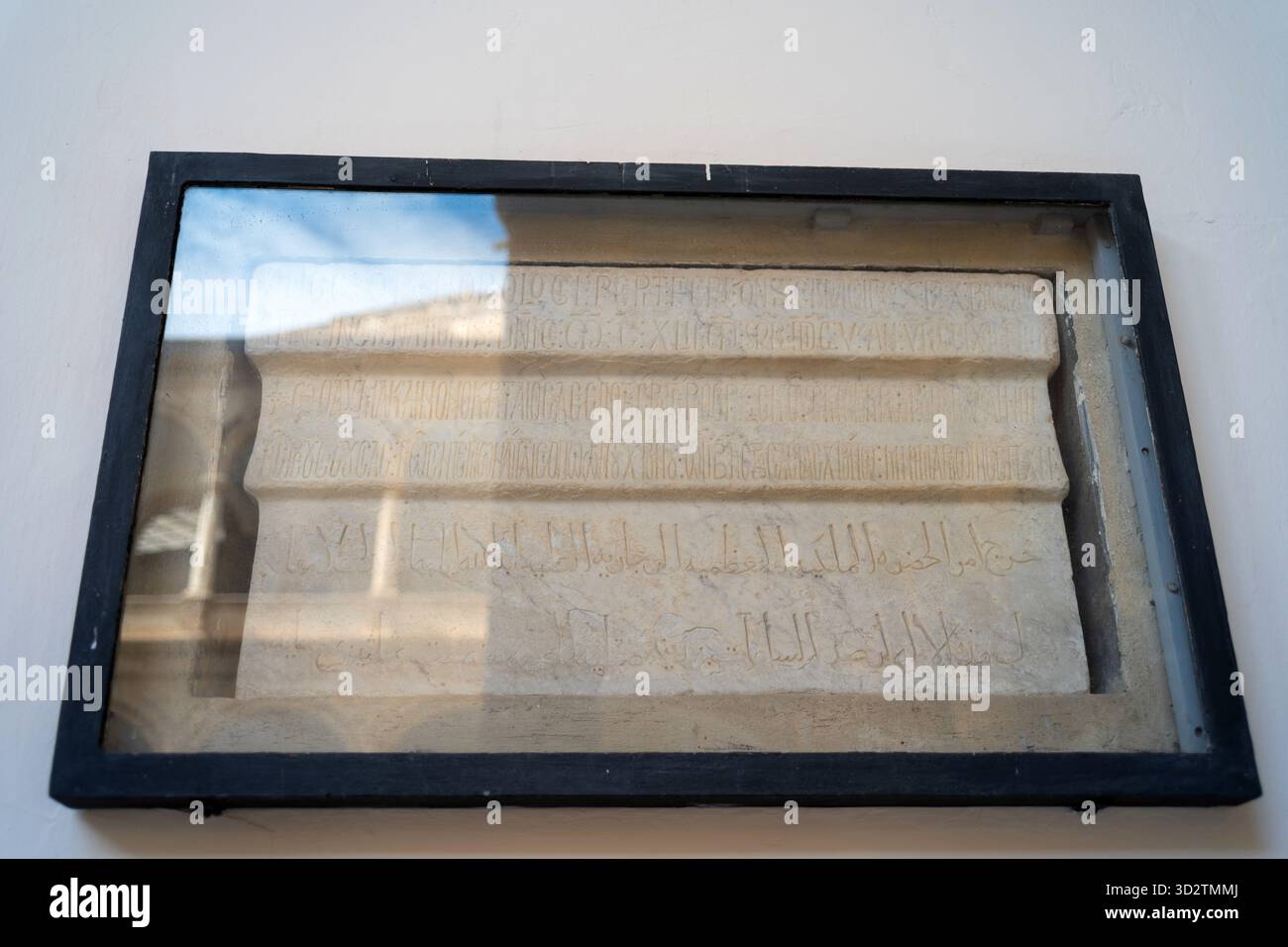 Pierre au Palazzo dei Normanni avec des inscriptions en latin, grec et arabe, datant de 1142, règne du roi Roger et une époque très multiculturelle Banque D'Images