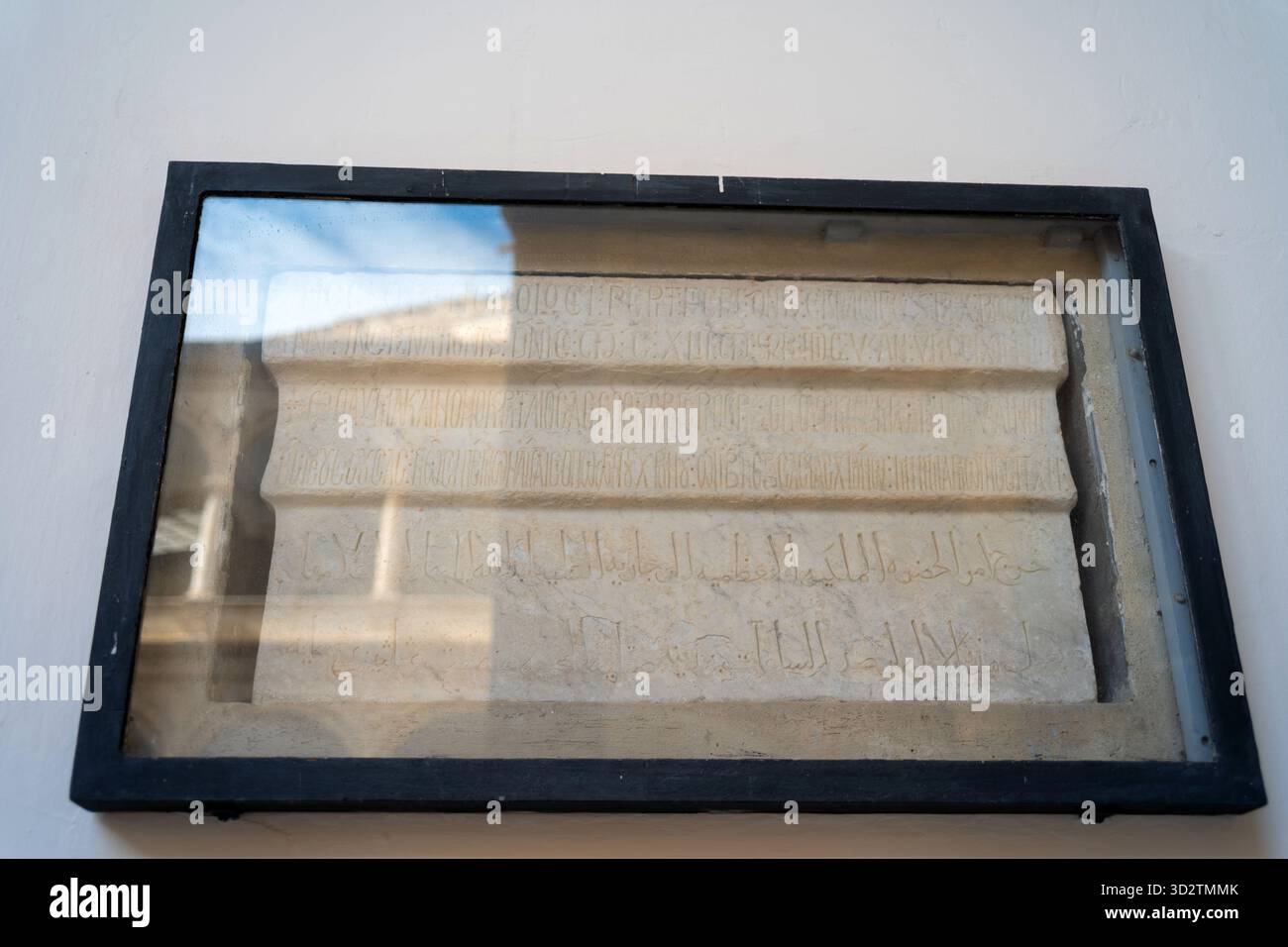 Pierre au Palazzo dei Normanni avec des inscriptions en latin, grec et arabe, datant de 1142, règne du roi Roger et une époque très multiculturelle Banque D'Images