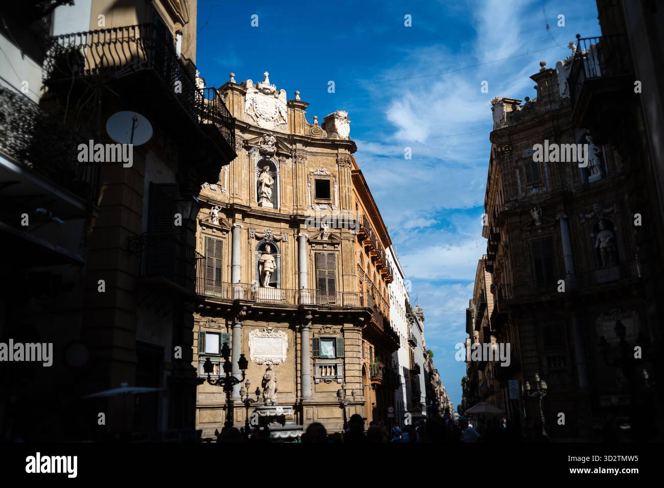 Quattro Canti (Piazza Vigliena) une place baroque considérée comme le centre du quartier historique de Plarmo, en Sicile. Banque D'Images