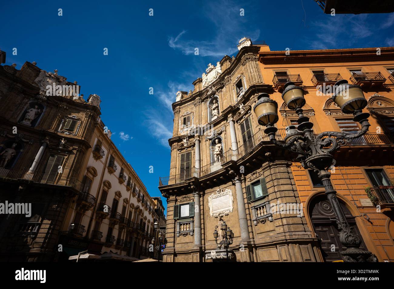 Quattro Canti (Piazza Vigliena) une place baroque considérée comme le centre du quartier historique de Plarmo, en Sicile. Banque D'Images