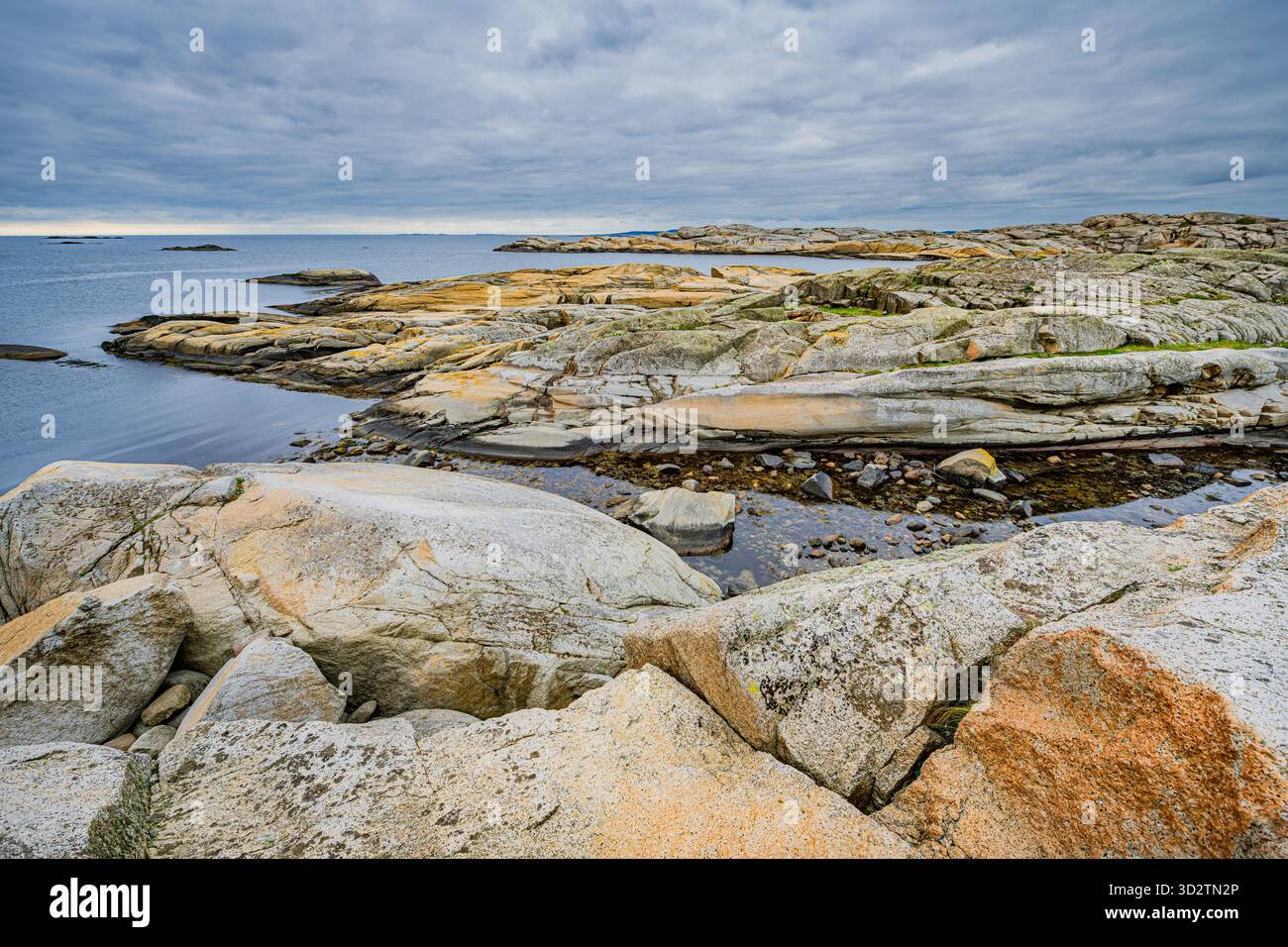 La falaise côtière de World’s End à Tjøme, en Norvège, surplombant la mer avec un littoral rocheux et un paysage pittoresque Banque D'Images