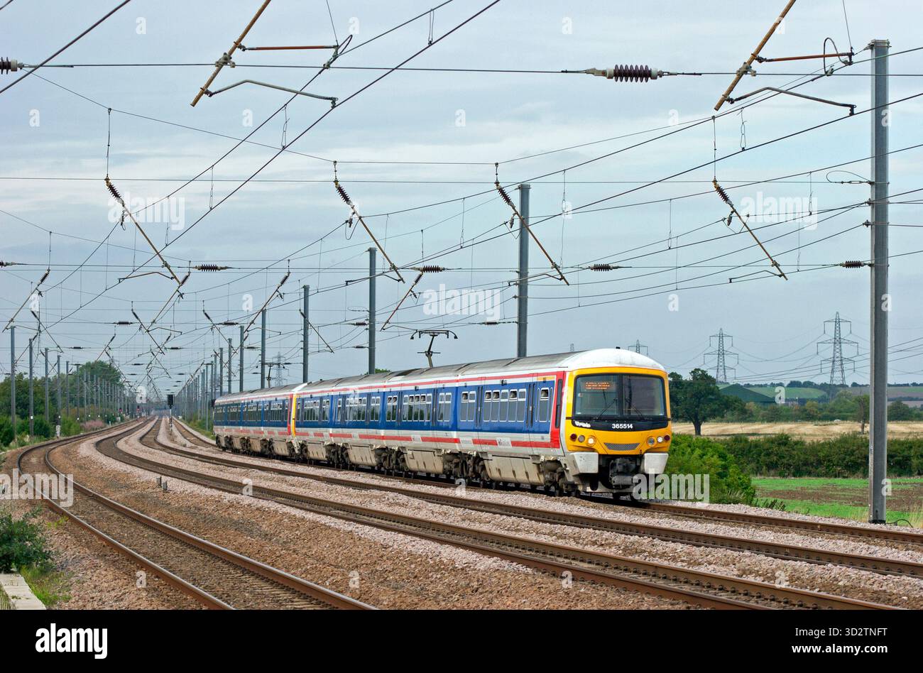 Une paire d'unités multiples électriques de classe 365 nos 365514 et 365511 formant un premier service Capital Connect à Sandy, sur la ligne principale de la côte est, Banque D'Images