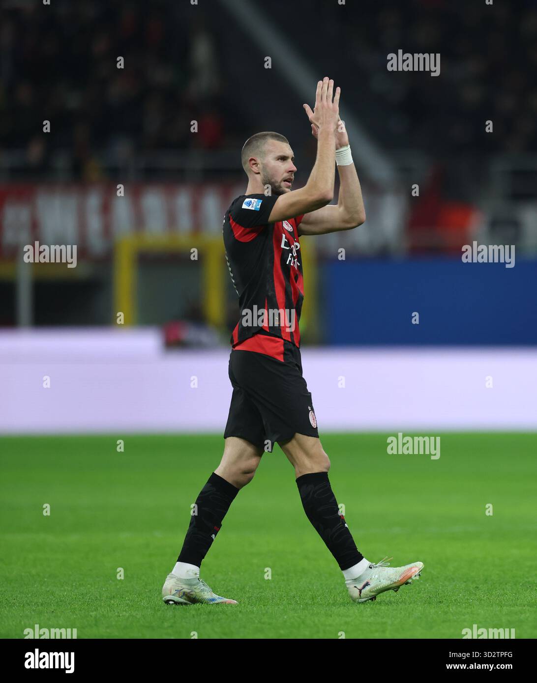 Milan, Italie. 2 novembre 2025. Le Strahinja Pavlovic d'AC Milan célèbre son but lors d'un match de football de Serie A entre l'AC Milan et Roma à Milan, en Italie, le 2 novembre 2025. Crédit : Li Jing/Xinhua/Alamy Live News Banque D'Images