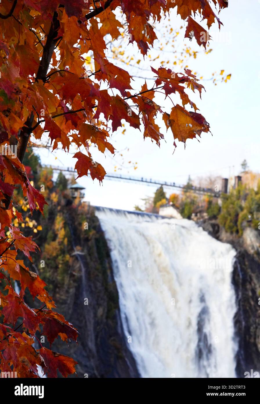 Vue d'automne sur les chutes Montmorency Banque D'Images