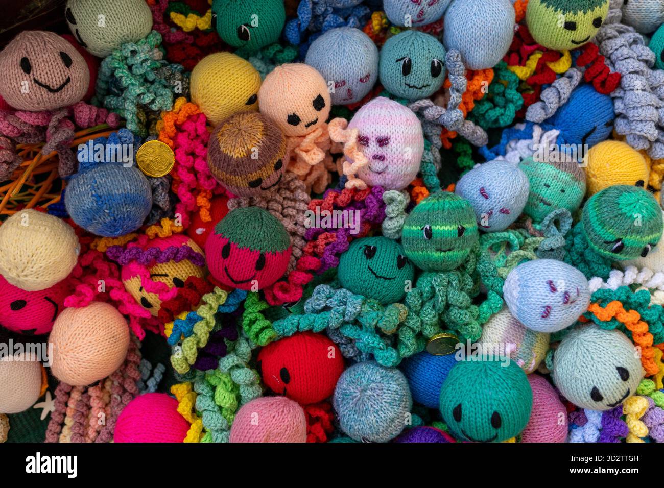 Jouets en peluche tricotés de couleurs vives pour enfants Banque D'Images