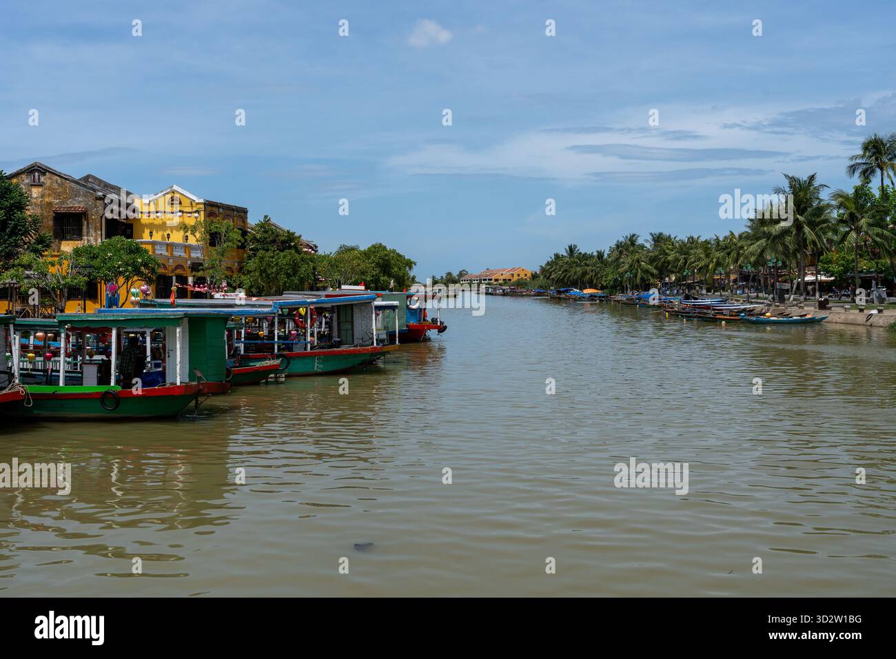 Bateaux traditionnels en bois sur la rivière à Hoi an, Vietnam - bateaux vietnamiens colorés sous le ciel bleu par une journée ensoleillée Banque D'Images