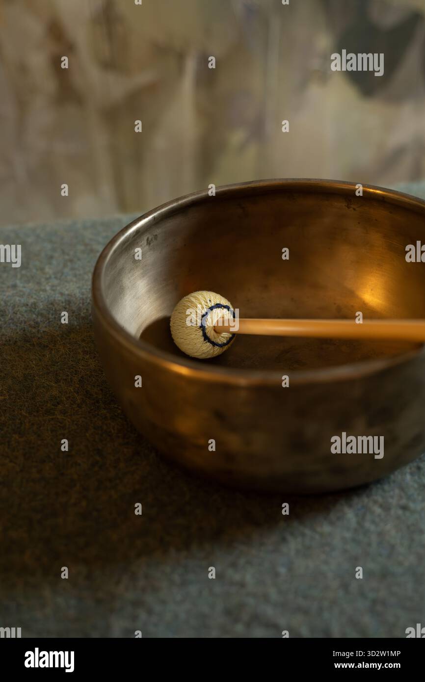 Bol chantant tibétain avec maillet, utilisé dans la méditation et la guérison sonore pour créer calme, équilibre et concentration consciente Banque D'Images