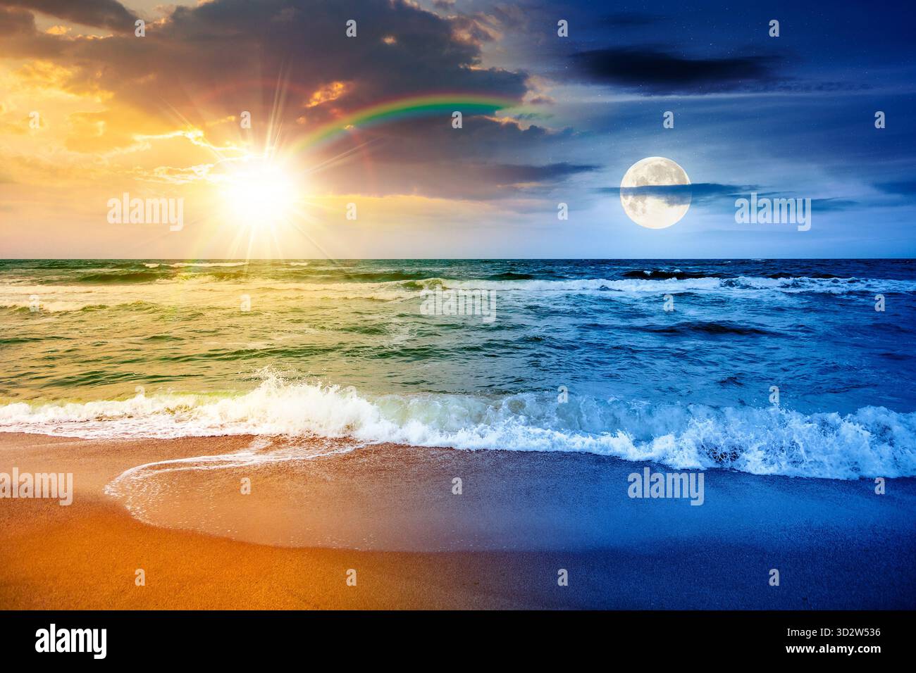 les vagues de la mer s'écrasent sur la plage de sable. concept de changement de jour et de nuit. solstice d'été sur un temps venteux sous ciel nuageux avec soleil et lune. vue de dram Banque D'Images