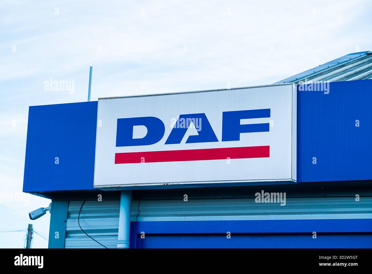 Mercredi, Royaume-Uni - 2 novembre 2025 : signalisation externe de la société de camions DAF en dehors d'une concession britannique Banque D'Images