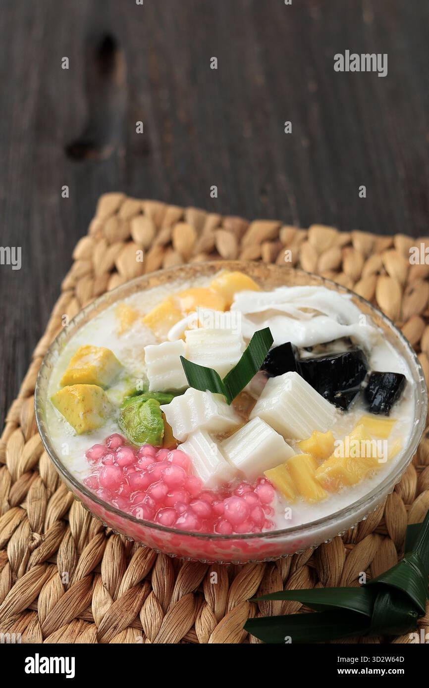 Es Goyobod est un pudding de riz avec avocat, manioc fermenté, perle de tapioca et jackfruit, servi avec du sirop de lait de coco doux et du glaçon Banque D'Images