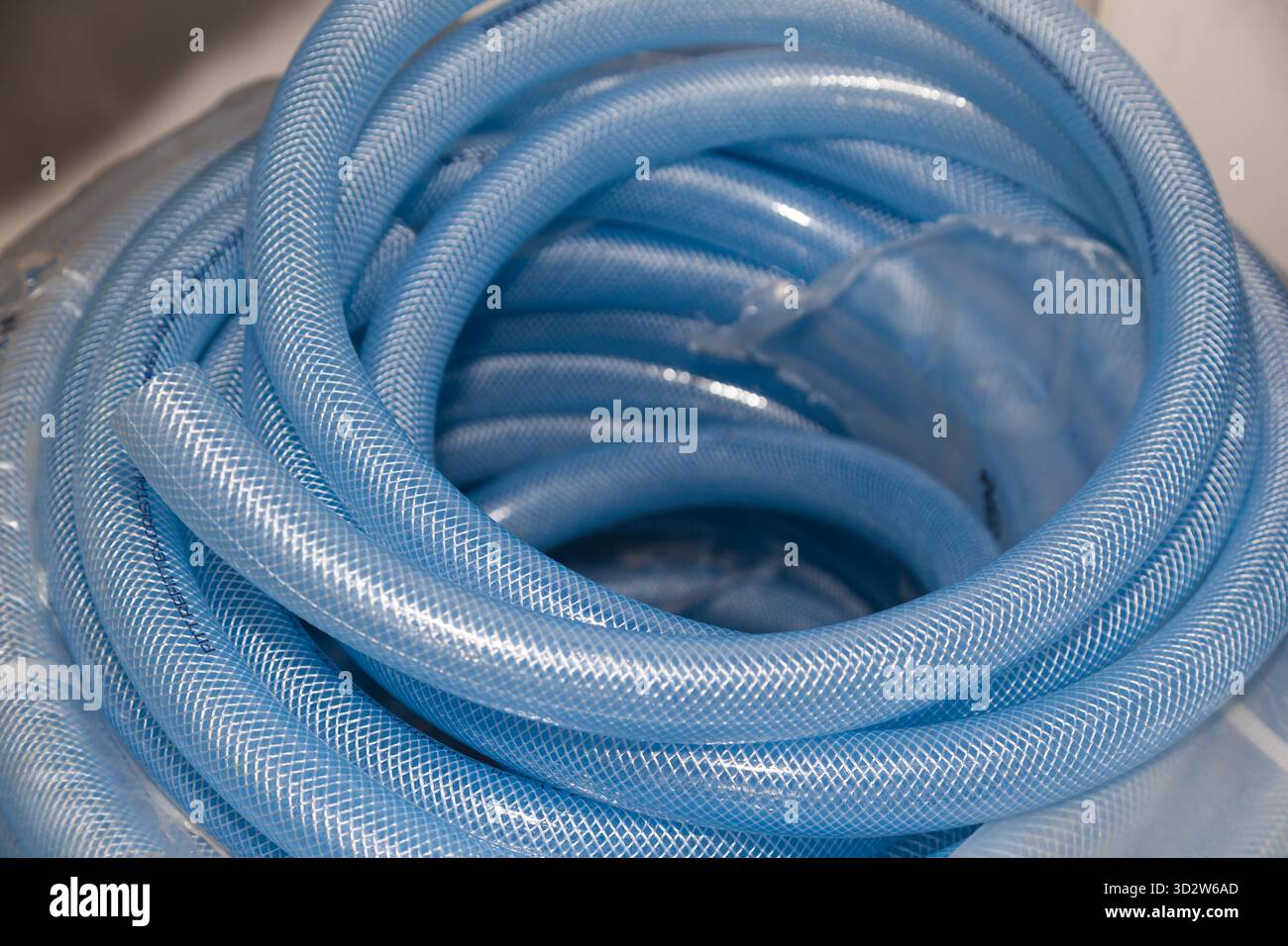 Une bobine de tuyau en plastique transparent avec renfort interne Banque D'Images