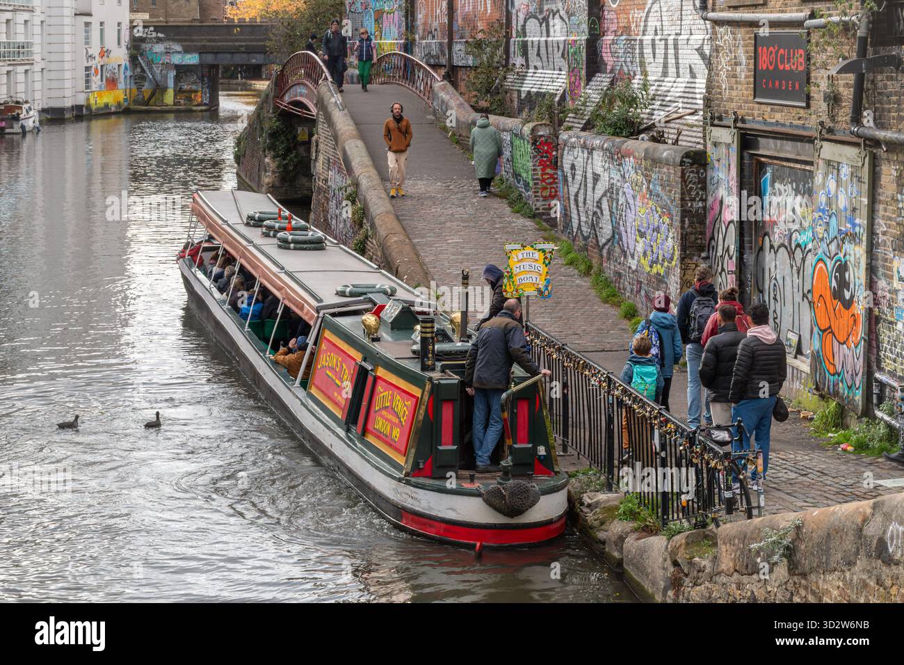 Excursion en bateau sur Regents canal à côté de Camden Market avec excursions ou croisières à Little Venice, Camden Town, Londres, Angleterre, Royaume-Uni Banque D'Images