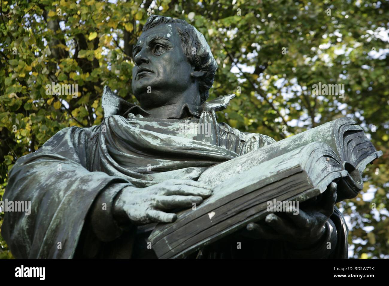 Martin Luther (1483-1546) Théologien allemand et frère augustinien. Statue de Martin Luther à côté de la Marienkirche (église de Marie) à Berlin, Allemagne. Il a été créé par Paul Martin Otto (1846-1893) et Robert Toberentz (1849-1895) en 1895. Luther est représenté tenant une Bible ouverte, touchant une de ses pages. Il était à l'origine la figure centrale d'un grand monument qui a été détruit en 1945. Bronze. Détail. Banque D'Images