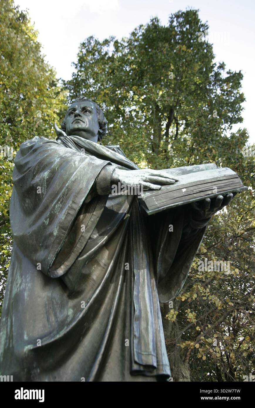 Martin Luther (1483-1546) Théologien allemand et frère augustinien. Statue de Martin Luther à côté de la Marienkirche (église de Marie) à Berlin, Allemagne. Il a été créé par Paul Martin Otto (1846-1893) et Robert Toberentz (1849-1895) en 1895. Luther est représenté tenant une Bible ouverte, touchant une de ses pages. Il était à l'origine la figure centrale d'un grand monument qui a été détruit en 1945. Bronze. Banque D'Images