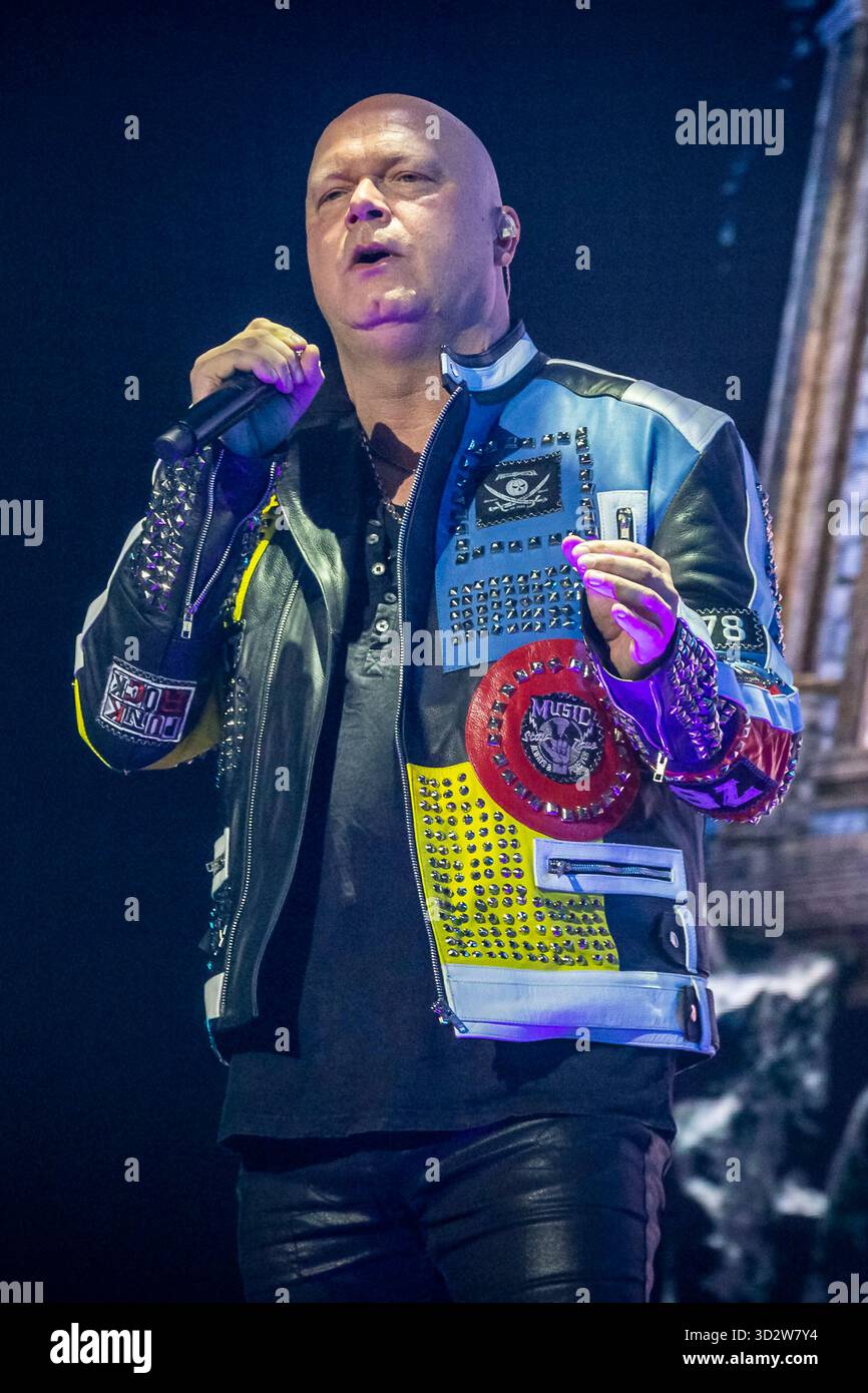 Michael Kiske von Helloween live BEI einem Konzert ihrer 40 Years Anniversary Tour in der Barclays Arena. Hambourg, 01.11.2025 Banque D'Images