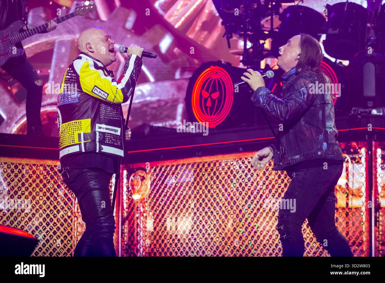 Michael Kiske und Andi Deris von Helloween live BEI einem Konzert ihrer 40 Years Anniversary Tour in der Barclays Arena. Hambourg, 01.11.2025 Banque D'Images
