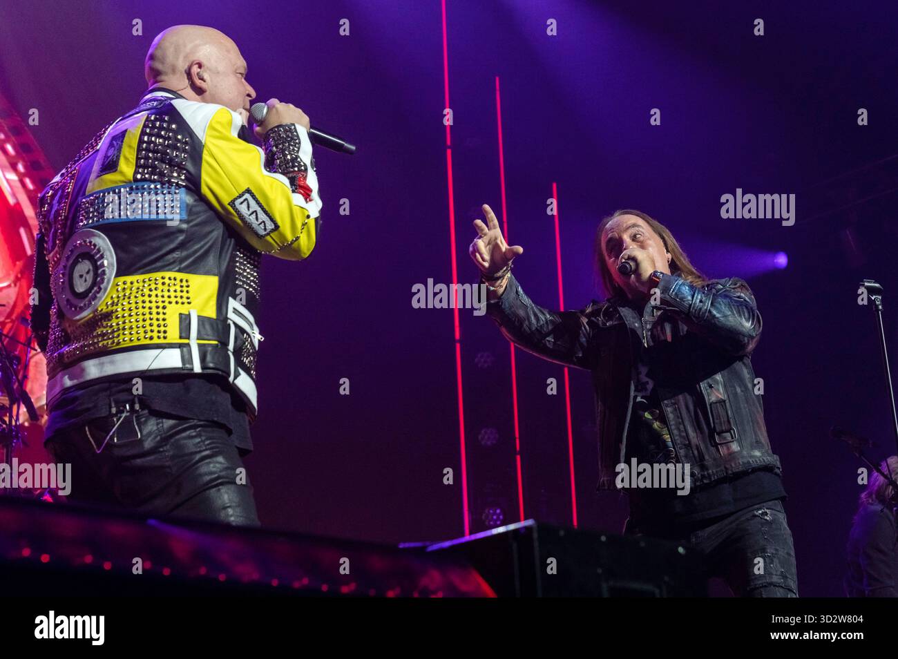 Michael Kiske und Andi Deris von Helloween live BEI einem Konzert ihrer 40 Years Anniversary Tour in der Barclays Arena. Hambourg, 01.11.2025 Banque D'Images