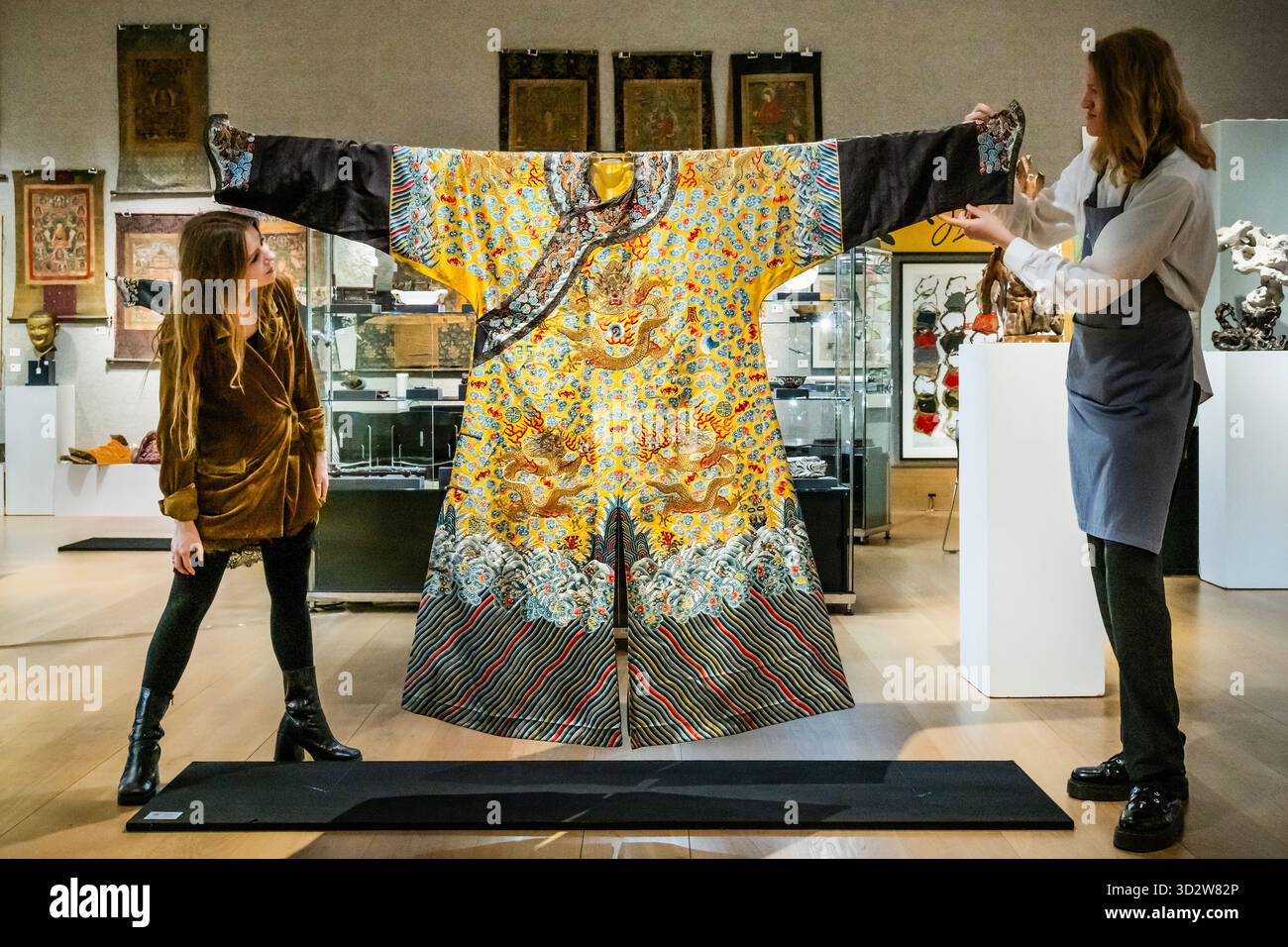 Londres, Royaume-Uni. 3 novembre 2025. Une robe de dragon à douze symboles impériale à fond jaune très rare, jifu du début du XIXe siècle, estimée entre 60 000 £ et 30 80 000 £ (dans The Fine Chinese Art, 6 novembre 2025) - avant-première pour les ventes de la semaine d'art asiatique à Bonhams New Bond Street, Londres. Crédit : Guy Bell/Alamy Live News Banque D'Images
