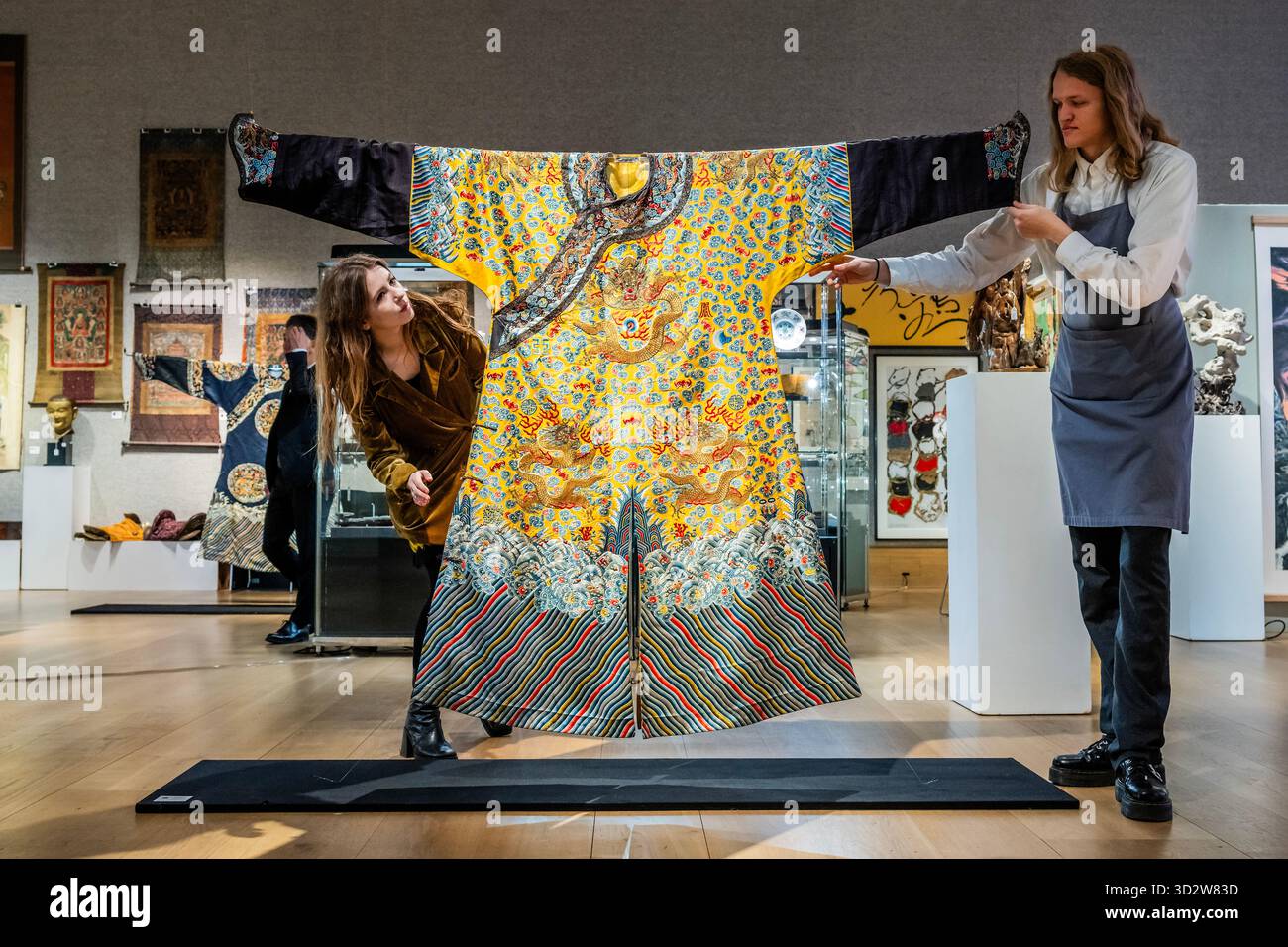 Londres, Royaume-Uni. 3 novembre 2025. Une robe de dragon à douze symboles impériale à fond jaune très rare, jifu du début du XIXe siècle, estimée entre 60 000 £ et 30 80 000 £ (dans The Fine Chinese Art, 6 novembre 2025) - avant-première pour les ventes de la semaine d'art asiatique à Bonhams New Bond Street, Londres. Crédit : Guy Bell/Alamy Live News Banque D'Images