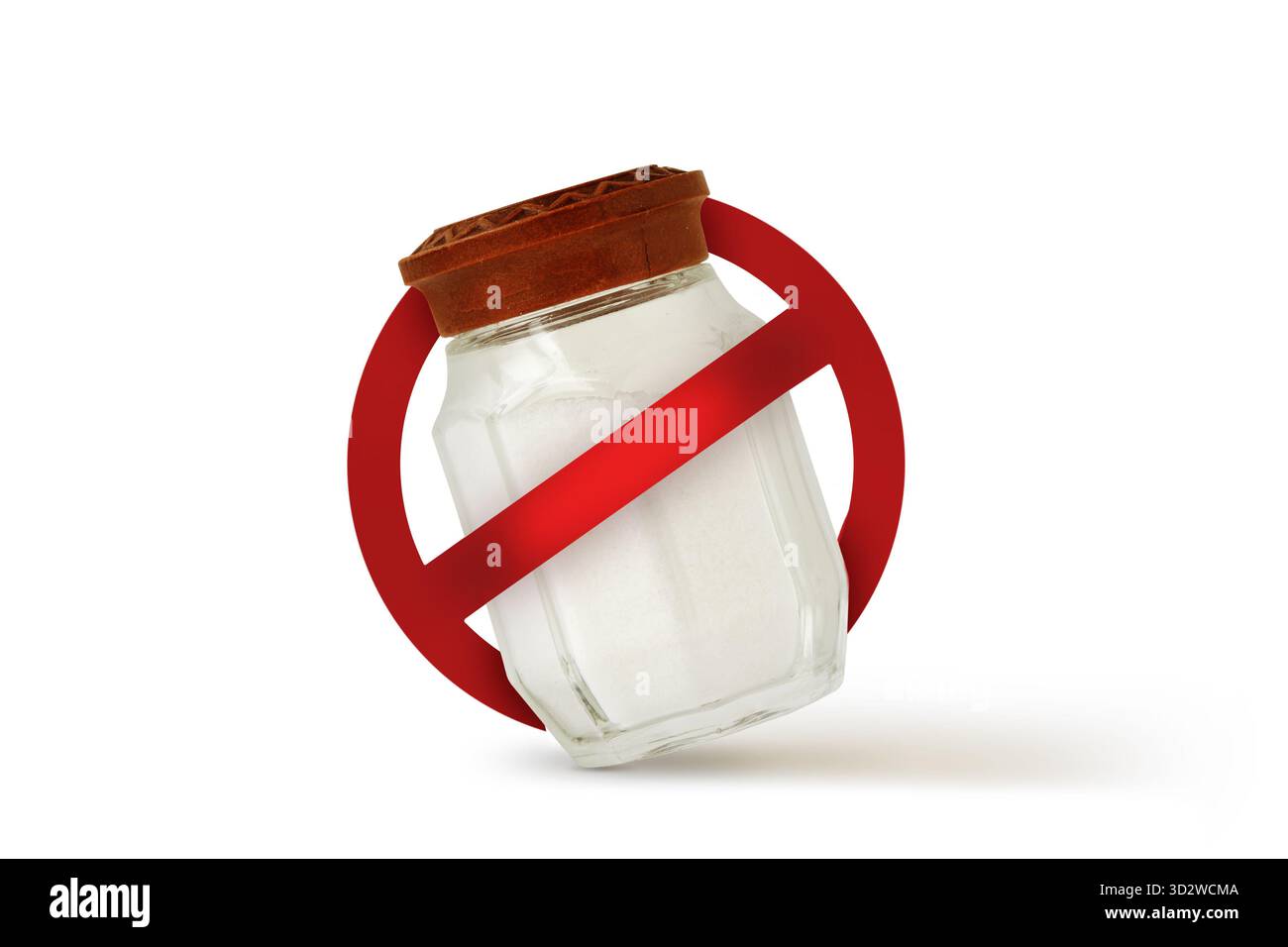 Shaker à sel avec signe d'interdiction sur fond blanc - concept de restriction de sel alimentaire Banque D'Images