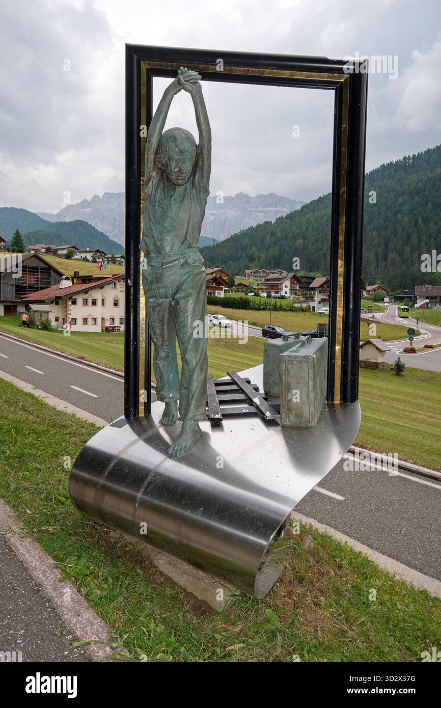Sculpture 'Presente - Passato' (Gegenwart - Vergangenheit) de Jonas Senoner, Selva di Val Gardena, Val Gardena, Trentin Haut-Adige, Italie Banque D'Images